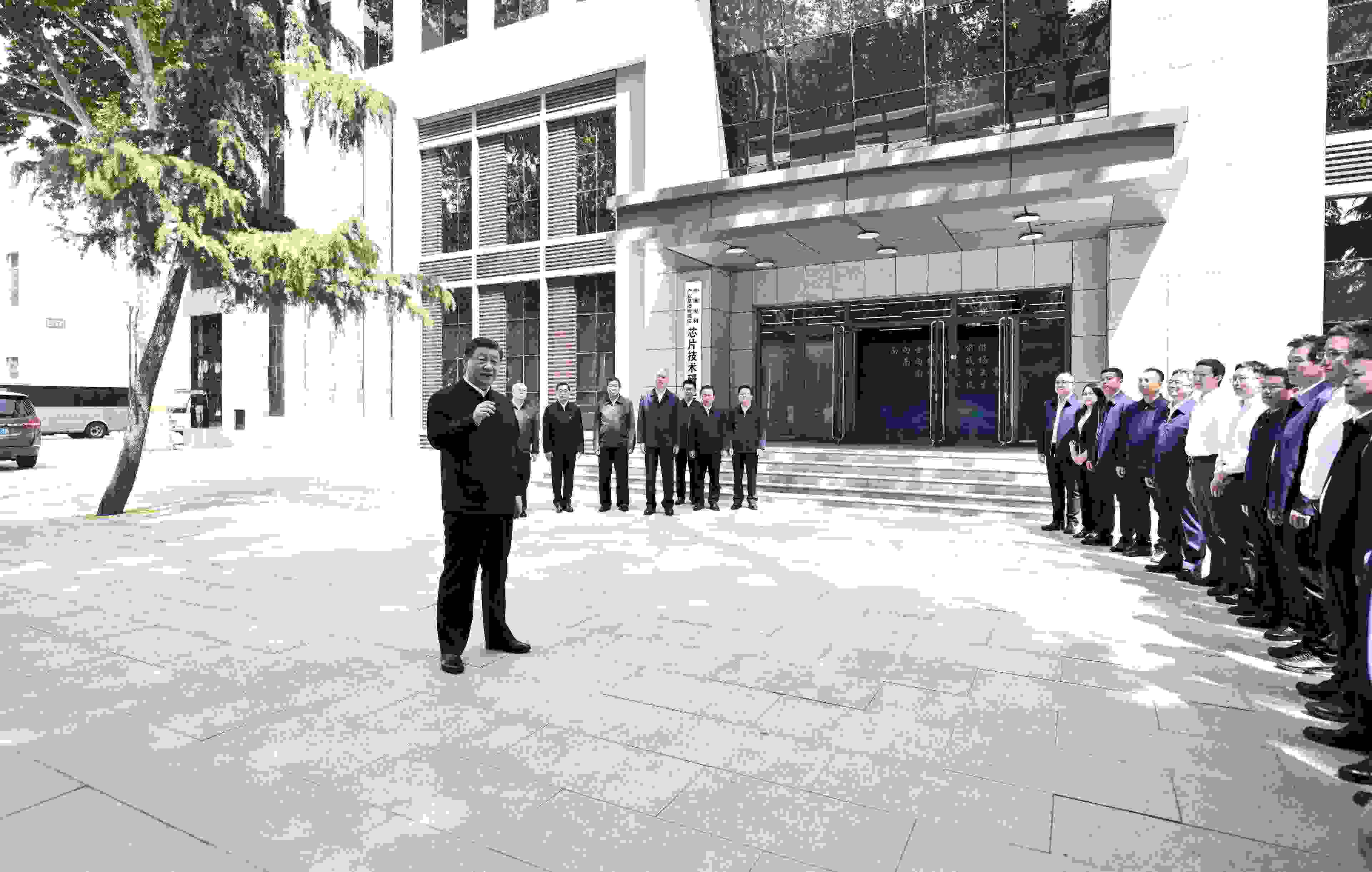 △2023年5月12日，習(xí)近平總書記在中國電科產(chǎn)業(yè)基礎(chǔ)研究院同科技工作者交流。