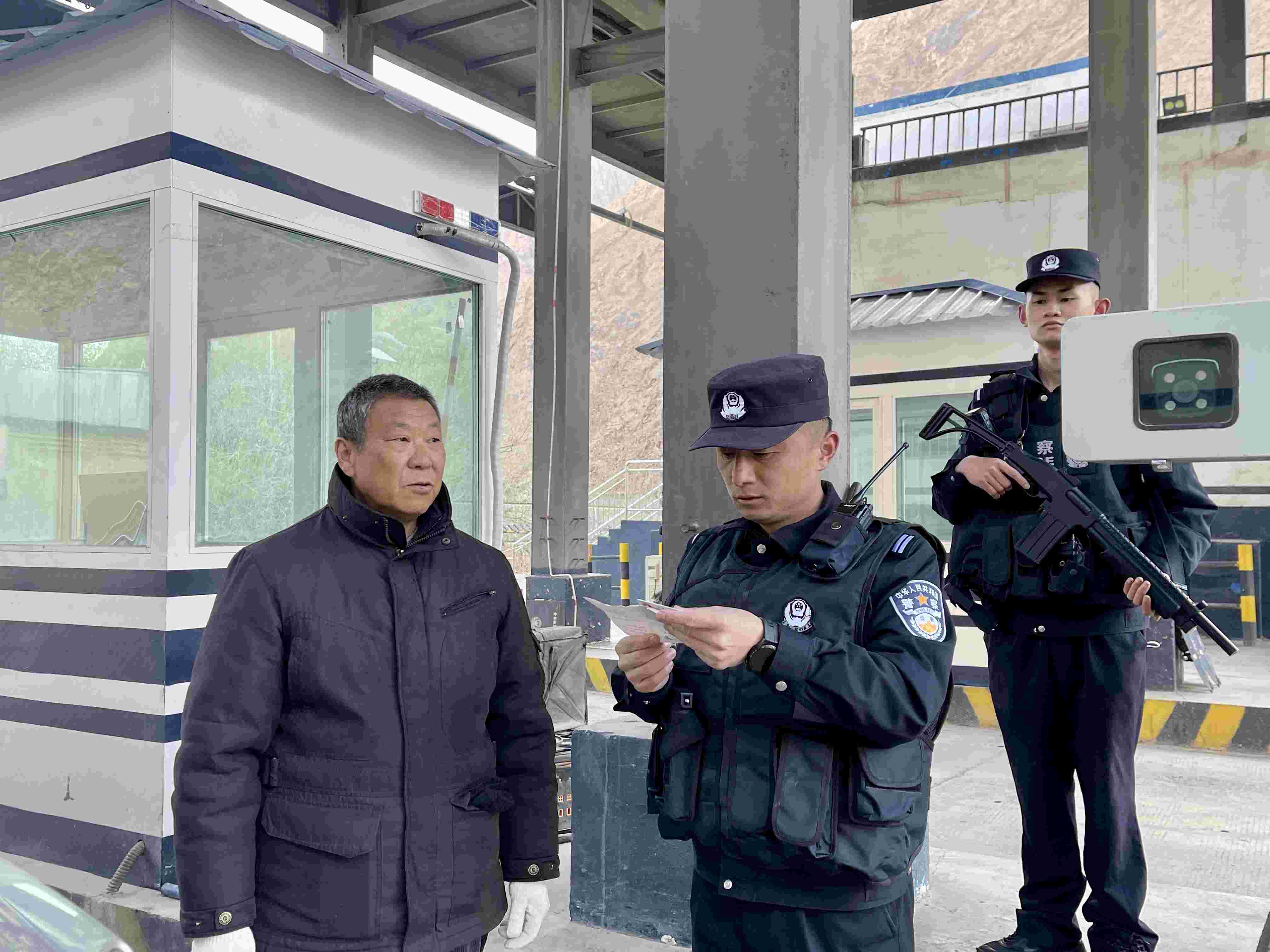 在庫地邊境檢查站，陳暢核對進出邊境管理區(qū)人員信息。人民網(wǎng) 周靜圓攝