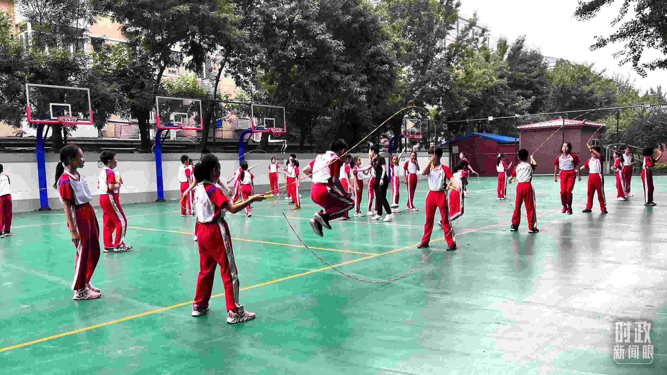 △正在跳繩的學(xué)生。（總臺(tái)央視記者張垚拍攝）