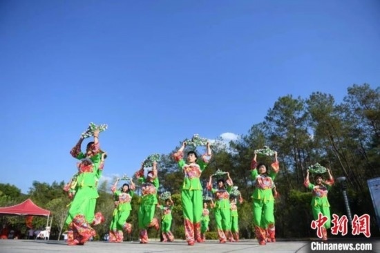 市民在跳廣場舞。 唐小晴 攝