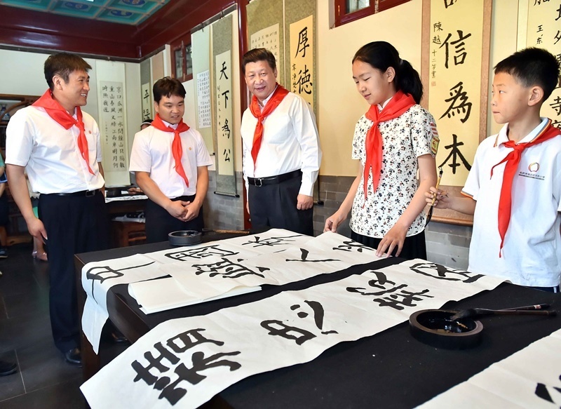 2014年5月30日，習(xí)近平總書記來到北京市海淀區(qū)民族小學(xué)，參加慶祝“六一”國(guó)際兒童節(jié)活動(dòng)。