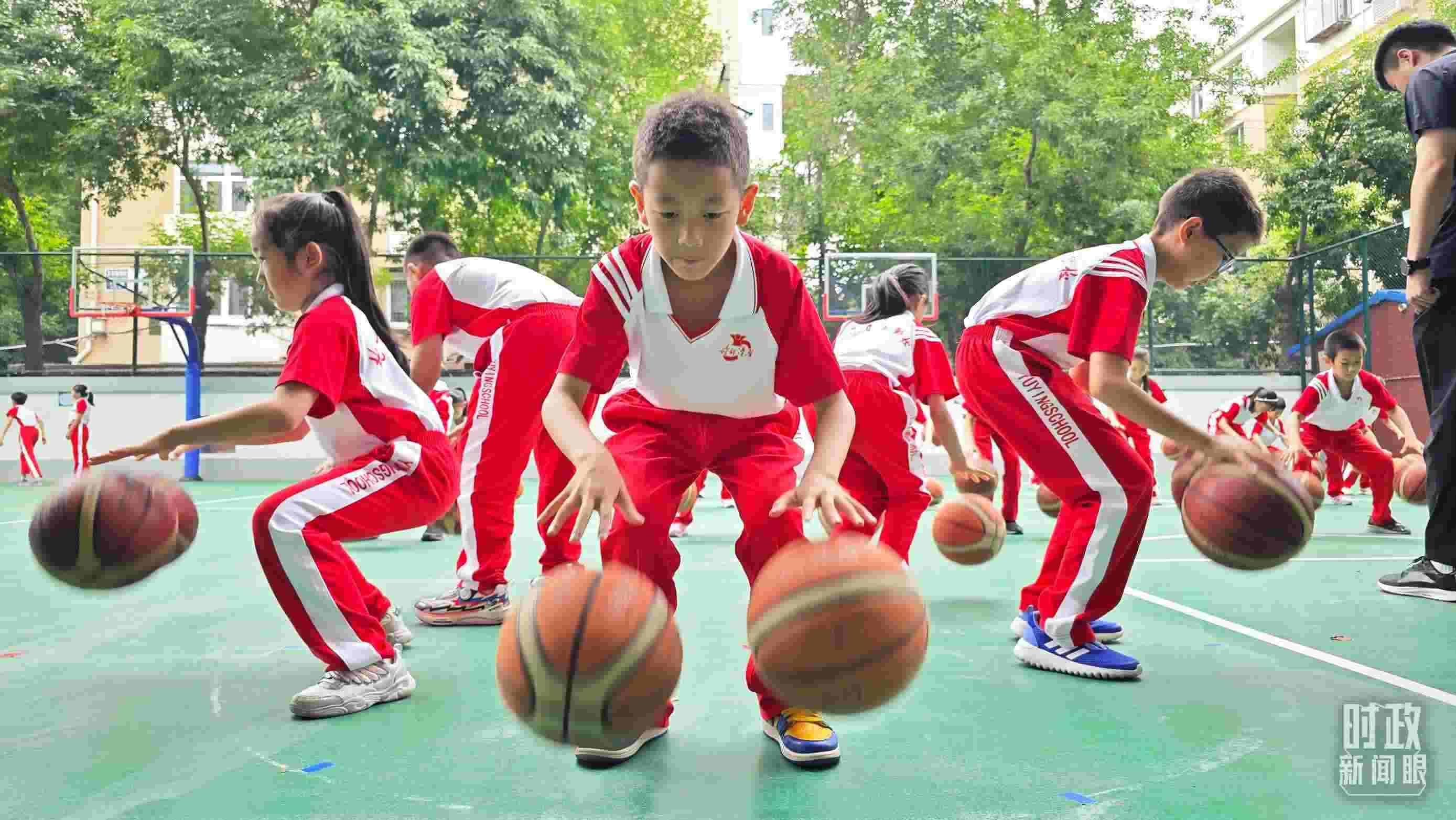 △學(xué)生正在打籃球。（總臺(tái)央視記者彭漢明拍攝）