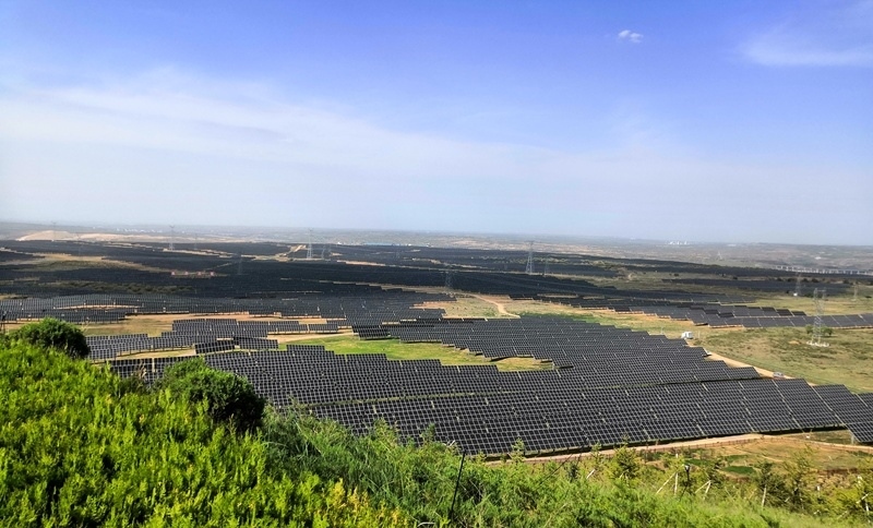 伊金霍洛旗天驕綠能50萬千瓦采煤沉陷區(qū)生態(tài)治理光伏發(fā)電示范項(xiàng)目一角。人民網(wǎng)記者 孫博洋攝