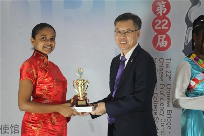 陳錫來(lái)參贊為獲獎(jiǎng)選手頒發(fā)二等獎(jiǎng)。圭亞那大學(xué)孔子學(xué)院供圖