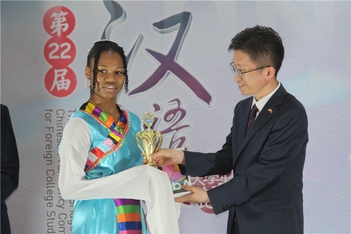 黃瑞參贊為獲獎(jiǎng)選手頒發(fā)二等獎(jiǎng)。圭亞那大學(xué)孔子學(xué)院供圖