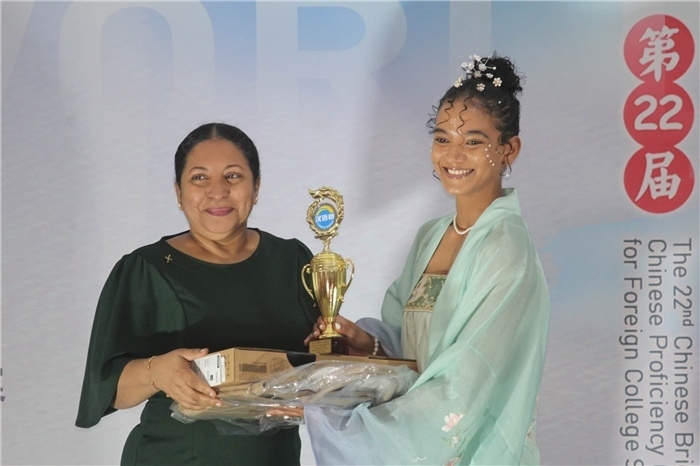 圭亞那大學(xué)校長(zhǎng)默罕默德為獲獎(jiǎng)選手頒發(fā)一等獎(jiǎng)。圭亞那大學(xué)孔子學(xué)院供圖