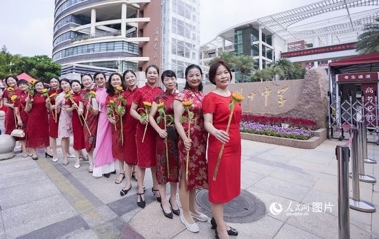 6月7日一早，廈門雙十中學(xué)考生家長們身穿旗袍，手拿向日葵在考場外為孩子加油打氣，寓意“旗開得勝，一舉奪魁”。人民網(wǎng)記者 陳博攝