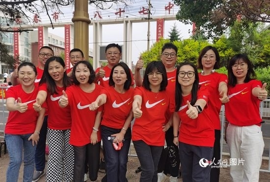 6月7日一早，陽光明媚，天氣涼爽，在長春市第八十七中學(xué)，考生們正陸續(xù)進(jìn)入考場。親友團(tuán)為參加高考的學(xué)子們加油鼓勁。人民網(wǎng)記者 王帝元攝