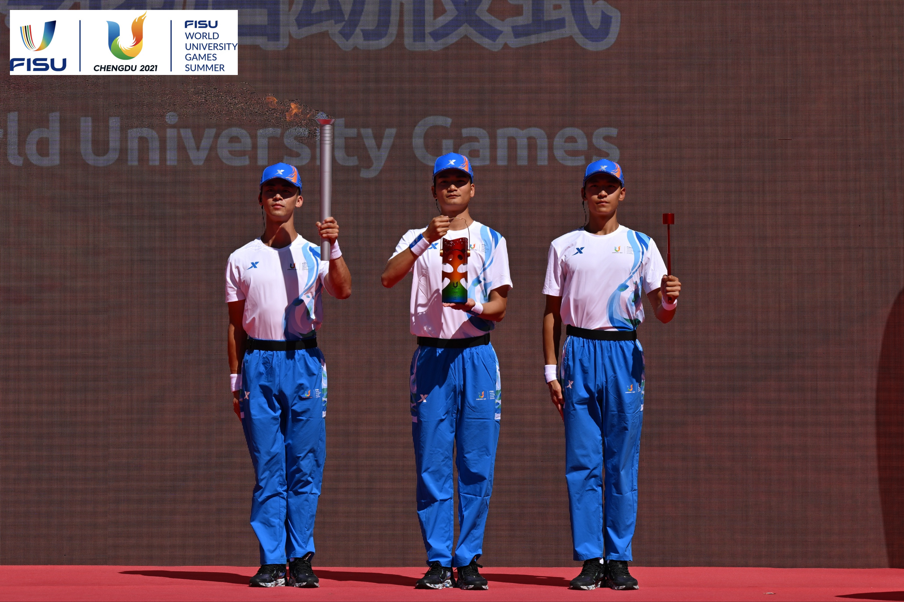 成都大運會火種護衛(wèi)隊點燃大運火炬。 圖片來源：成都大運會執(zhí)委會供圖