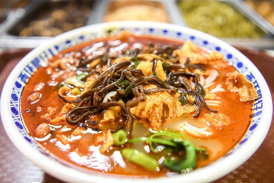 這是廣西柳州市街邊一家螺螄粉店制作的螺螄粉。新華社記者 曹祎銘 攝