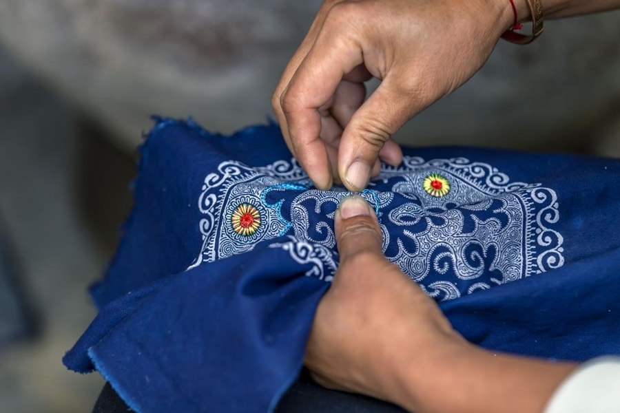 在貴州省黔西市新仁苗族鄉(xiāng)化屋村，村民在制作苗繡。新華社記者 范暉 攝