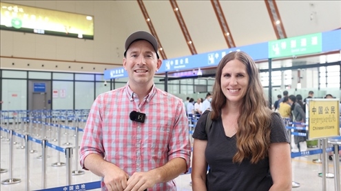 6月13日，來自美國的德拉古（Dragoo）夫婦將首次乘坐中老鐵路國際旅客列車從中國出境。李揚 攝