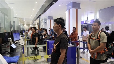 6月13日，乘坐中老鐵路國際旅客列車的旅客在磨憨邊檢大廳排隊候檢。李揚 攝