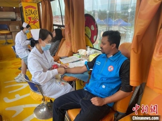 6月13日，在第20個世界獻血者日前夕，20名在贛留學生組團前往血站獻血。吳迪 攝