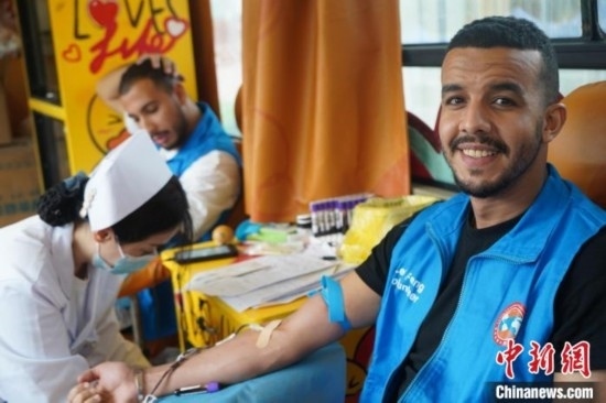 6月13日，在第20個世界獻血者日前夕，20名在贛留學生組團前往血站獻血。吳迪 攝