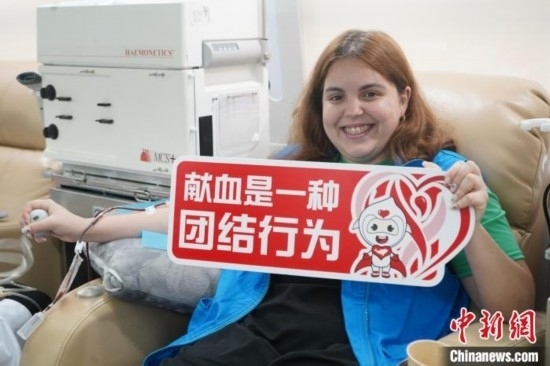 6月13日，在第20個世界獻血者日前夕，20名在贛留學生組團前往血站獻血。吳迪 攝