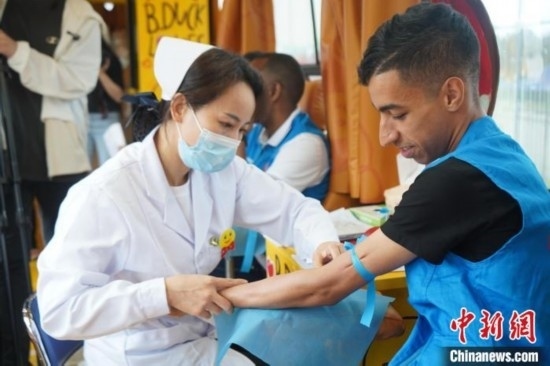 6月13日，在第20個世界獻血者日前夕，20名在贛留學生組團前往血站獻血。吳迪 攝