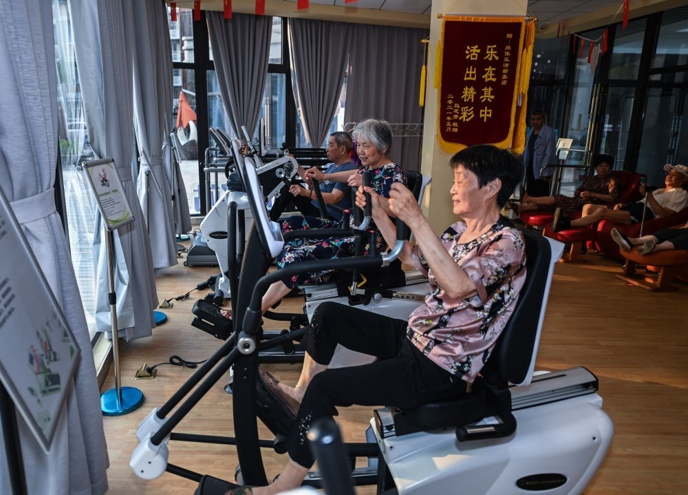 在浙江嘉興市南湖區(qū)新嘉街道電子社區(qū)鄰里中心的長者運(yùn)動(dòng)健康之家內(nèi)，老人們?cè)谶M(jìn)行器械鍛煉（2023年6月14日攝）。新華社記者 徐昱 攝