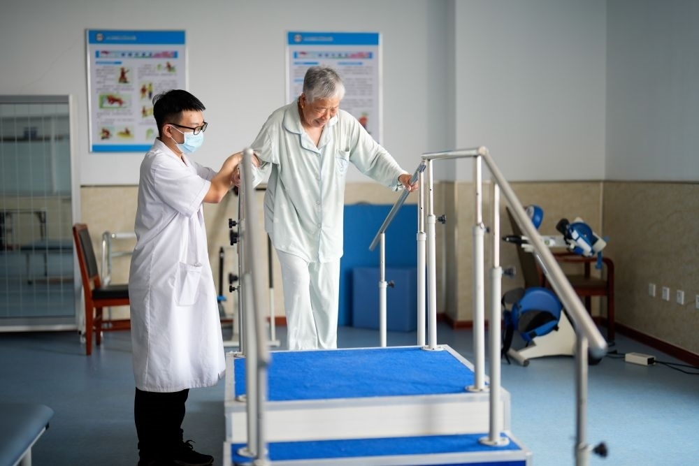 河北省灤南縣一家養(yǎng)老機(jī)構(gòu)的工作人員在指導(dǎo)老人進(jìn)行康復(fù)訓(xùn)練（2023年5月19日攝）。新華社記者 牟宇 攝