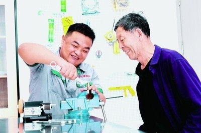 上流佳苑社區(qū)便民服務(wù)中心維修師傅李磊為社區(qū)居民提供服務(wù)。資料圖片