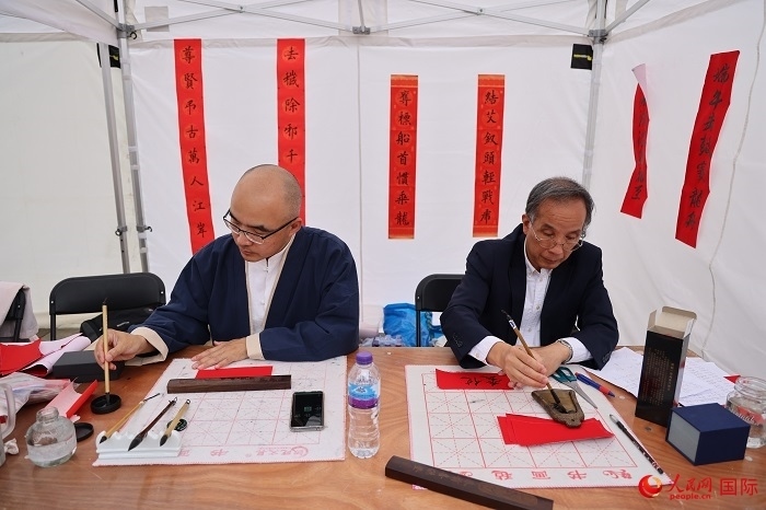 活動(dòng)現(xiàn)場的中國書法展示。人民網(wǎng)記者 邢雪攝