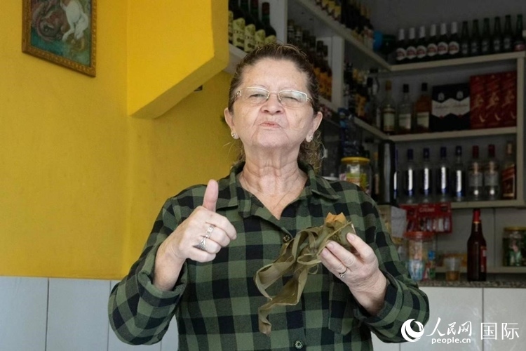 圣瑪塔社區(qū)居民品嘗粽子。王天聰攝