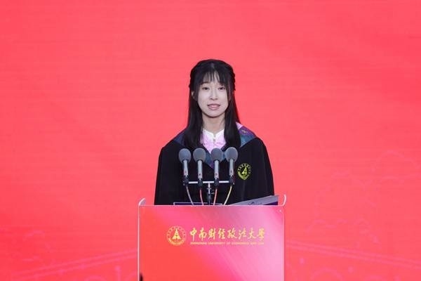 王若研在畢業(yè)典禮上發(fā)言。崔楨楨 攝