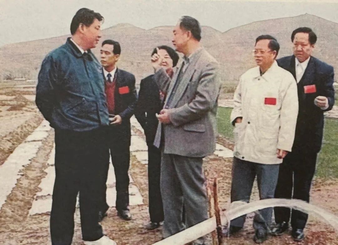 △1997年4月20日，習(xí)近平在寧夏固原市隆德縣調(diào)研。