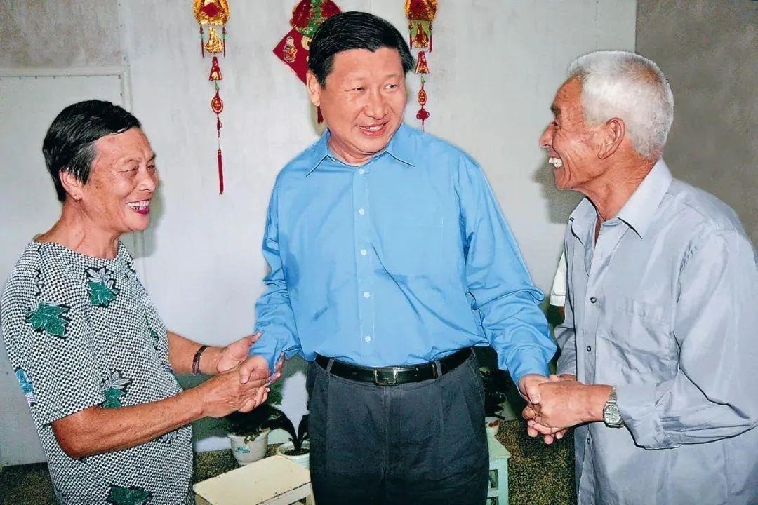 △2006年9月21日，習(xí)近平在浙江省舟山市普陀區(qū)東極鎮(zhèn)看望當(dāng)?shù)貪O民。