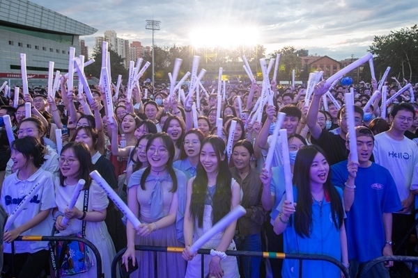 場(chǎng)下觀眾十分熱情。人民網(wǎng)記者 翁奇羽攝