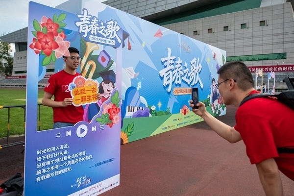 學(xué)生在市集打卡拍照。人民網(wǎng)記者 翁奇羽攝