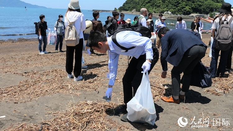 學(xué)生們體驗(yàn)海岸清掃。人民網(wǎng) 許可攝