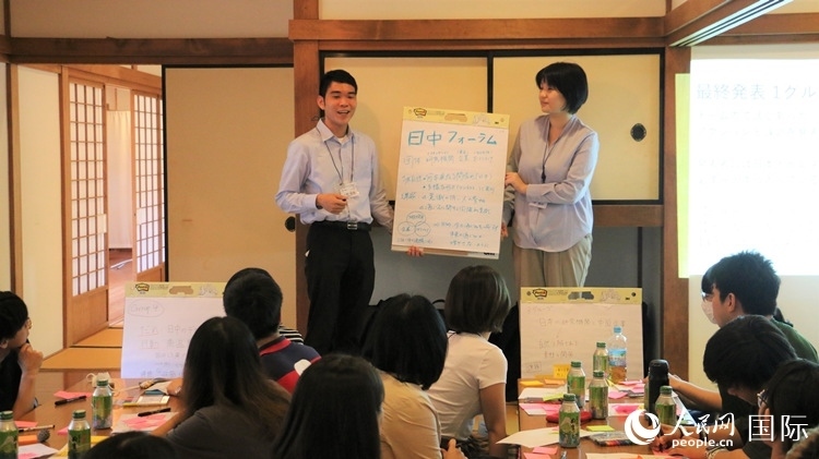 發(fā)表各自的研討成果。人民網(wǎng) 許可攝