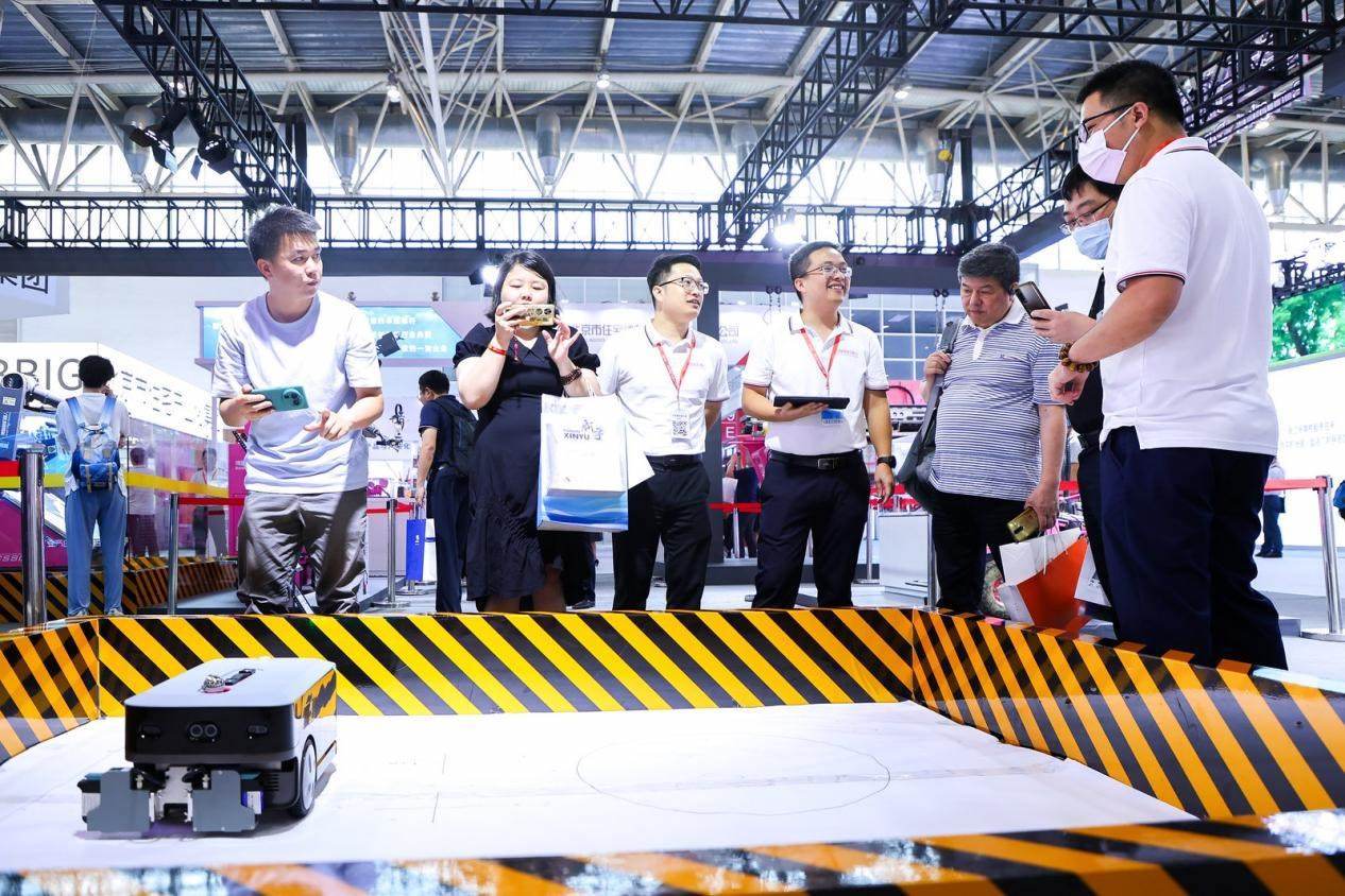 講解員向觀眾介紹智能劃線機器人。來源：受訪方供圖