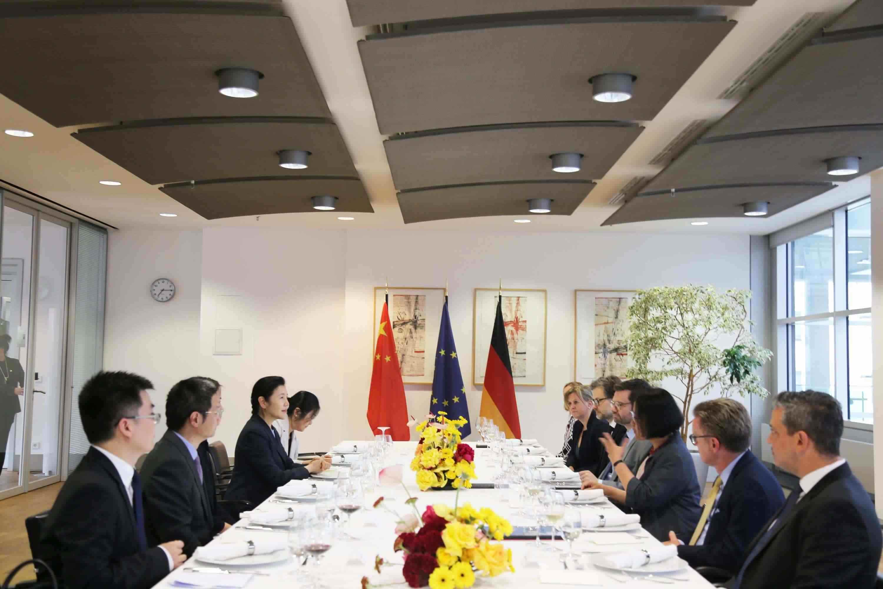 司法部長賀榮與德國聯(lián)邦司法部長布施曼舉行會談。