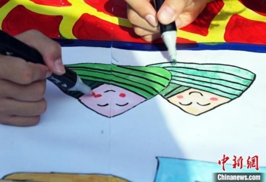 圖為長卷繪畫現(xiàn)場。 興業(yè)縣融媒體中心供圖