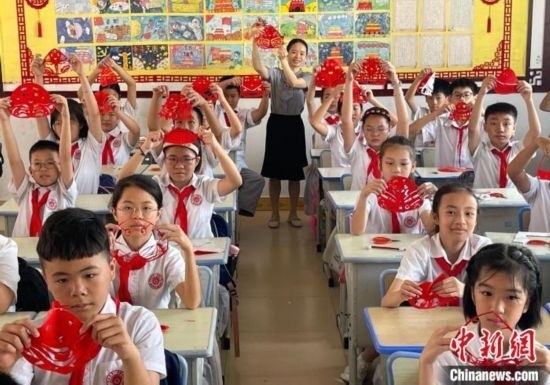 圖為學(xué)生們展示剪紙作品。 興業(yè)縣融媒體中心供圖