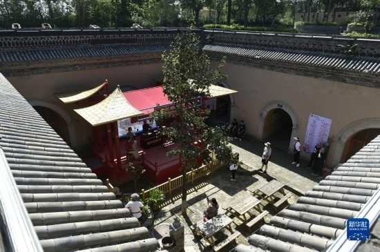 6月23日，游人在三門峽市陜州地坑院景區(qū)內(nèi)游覽。