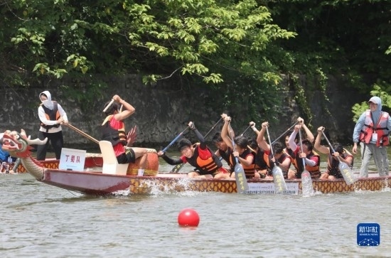 6月23日，在江蘇省宜興市舉行的龍舟競(jìng)渡賽中，參賽選手們奮力拼搏。