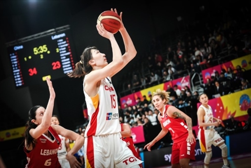 中國女籃隊員韓旭籃下進(jìn)攻。圖片來源：國際籃聯(lián)