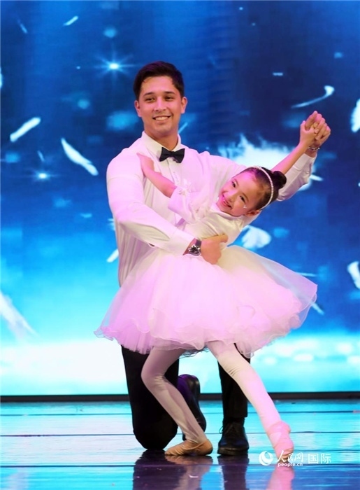 父女共舞“愛的華爾茲”。人民網(wǎng)記者 管克江攝