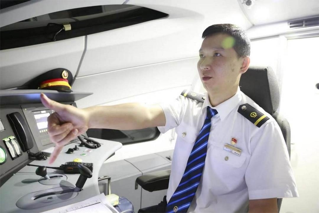 陳承儀駕駛動車組列車執(zhí)行標準作業(yè)。陳巍攝