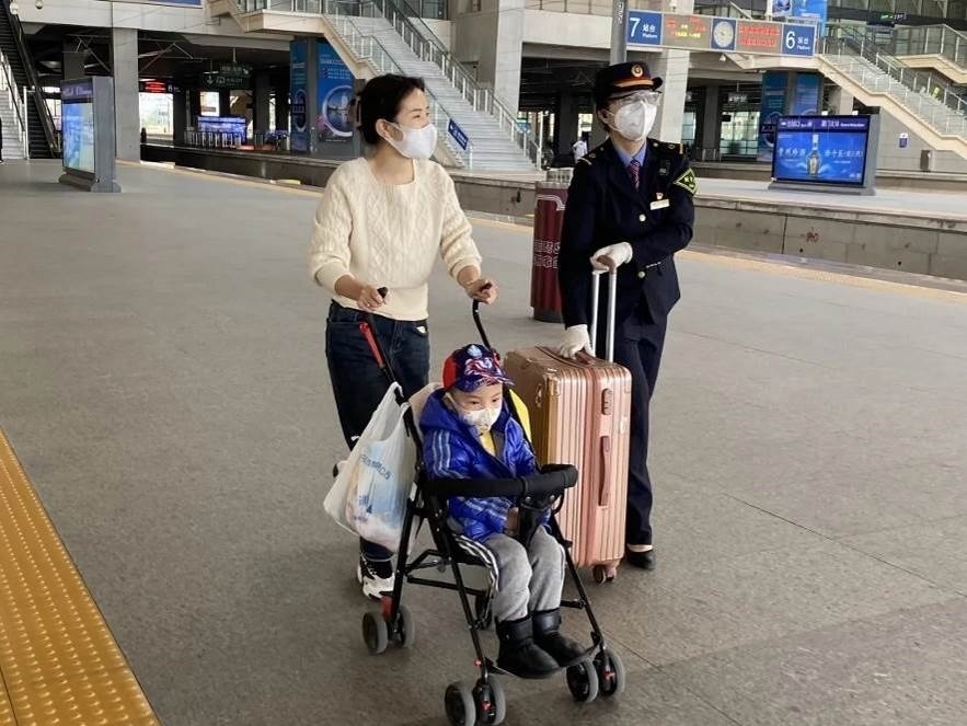 鄭海珠在站臺上引導旅客乘車。南昌鐵路供圖