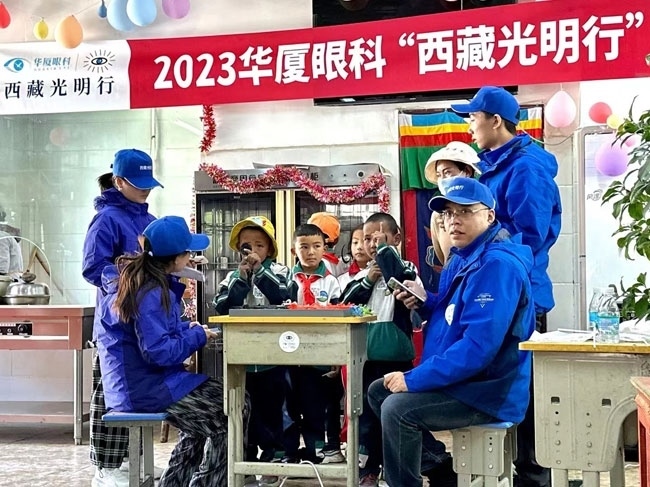 華廈眼科醫(yī)務(wù)人員對當(dāng)?shù)厣倌陜和M(jìn)行近視、弱視、斜視篩查。人民網(wǎng)記者 李棟攝