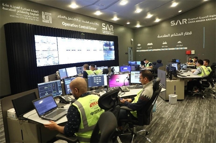 中外工作人員在控制室工作。中國鐵建供圖