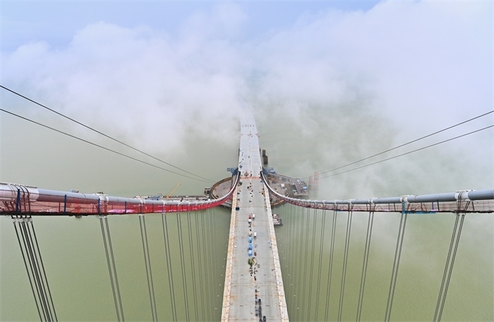 從270米高塔俯瞰深中通道伶仃洋大橋施工現(xiàn)場(chǎng)。（中交集團(tuán)供圖）