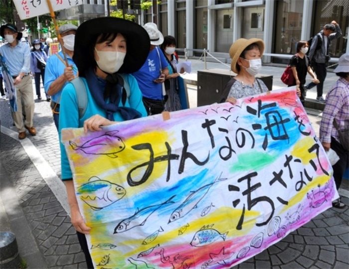 2023年6月20日，日本民眾在福島縣政府周圍舉行抗議活動(dòng)，強(qiáng)烈反對(duì)核污水排海計(jì)劃，呼吁保護(hù)漁業(yè)資源。圖片來(lái)源：《朝日新聞》