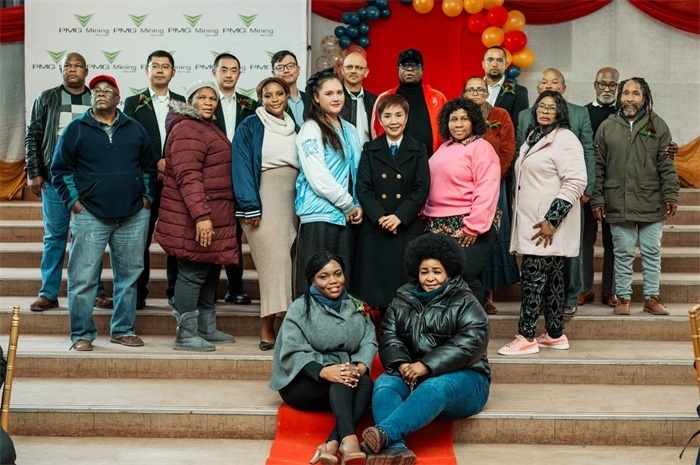 PMG礦業(yè)公司股東和管理團(tuán)隊(duì)和演講嘉賓合影。（圖片來源：廣西大錳南非PMG礦業(yè)有限公司）