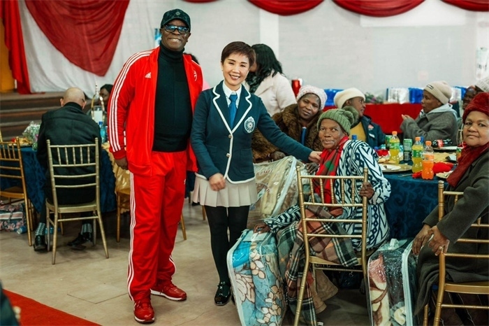 Micheal Mohala中將、黃琳與社區(qū)老人合影。（圖片來源：廣西大錳南非PMG礦業(yè)有限公司）