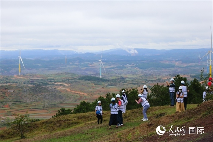 瀾湄記者團(tuán)在富源西風(fēng)電基地拍照“打卡”。（人民網(wǎng) 李發(fā)興攝）